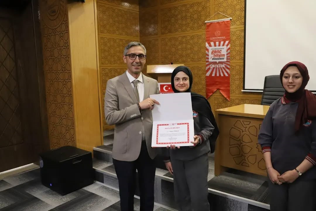 MİLLİ EĞİTİM MÜDÜRÜ ÖMER FARUK KAHRAMAN VE ÖĞRENCİ