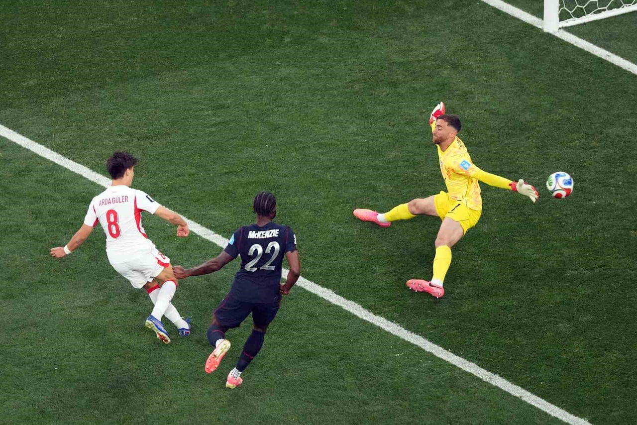 MİLLİ FUTBOLCU ARDA GÜLER, ABD KARŞILAŞMASINDA ATTIĞI GOLLE FIFA DÜNYA KUPASI'NDA EN GENÇ GOL...