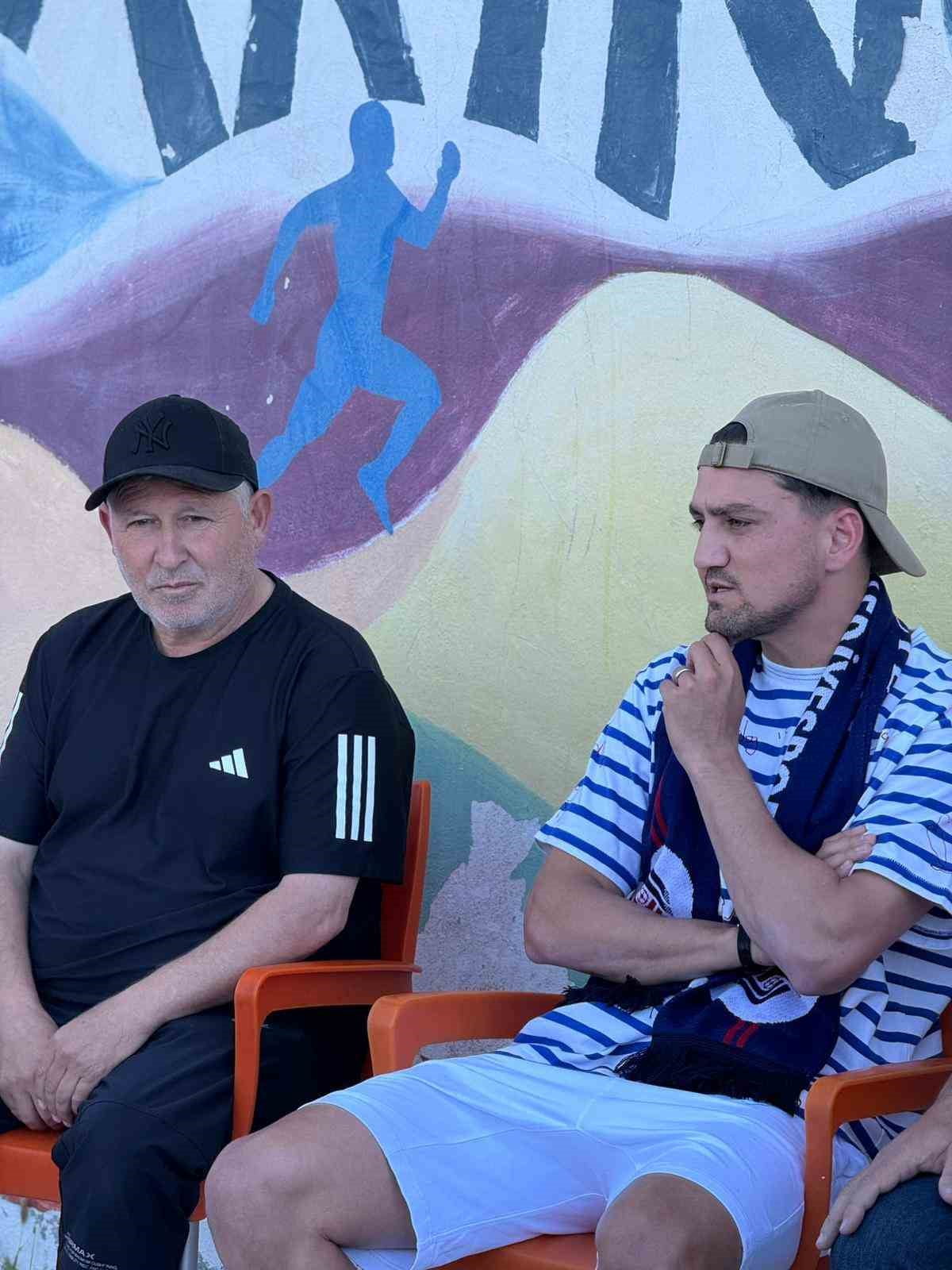 MİLLİ FUTBOLCU CENGİZ ÜNDER, MEMLEKETİ BALIKESİR'DE GENÇ SPORCULARLA BULUŞTU