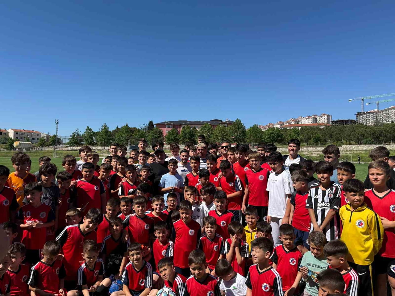 MİLLİ FUTBOLCU CENGİZ ÜNDER, MEMLEKETİ BALIKESİR'DE GENÇ SPORCULARLA BULUŞTU