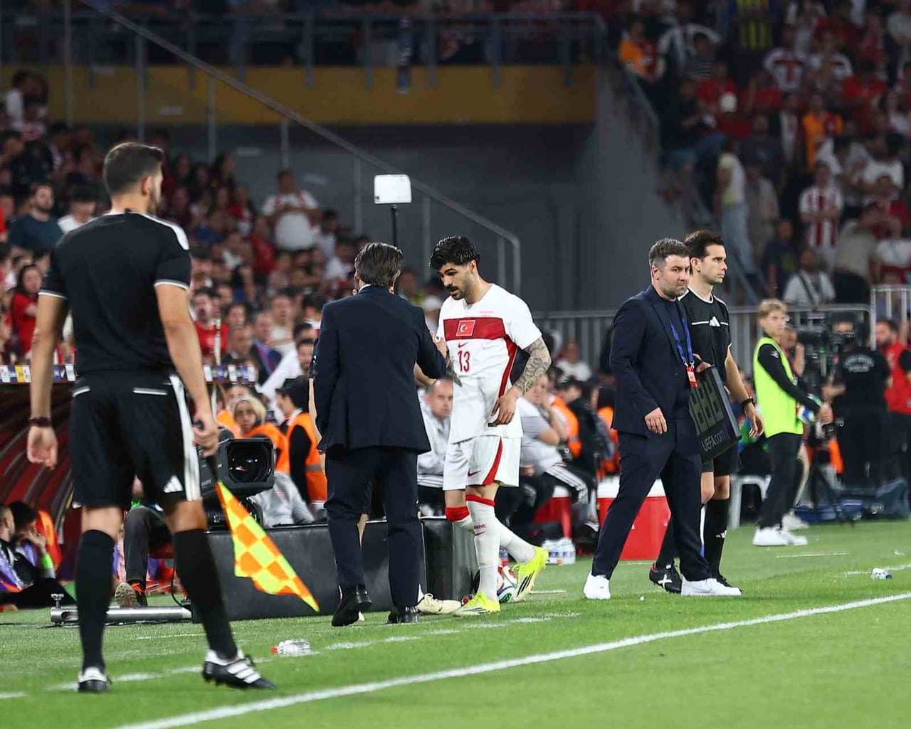 MİLLİ FUTBOLCU EREN ELMALI, KUZEY MAKEDONYA MAÇINDA YAŞADIĞI SAKATLIKTAN DOLAYI OYUNA DEVAM...