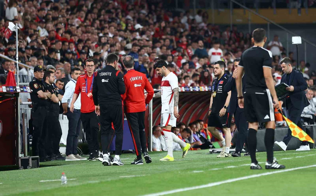 MİLLİ FUTBOLCU EREN ELMALI, KUZEY MAKEDONYA MAÇINDA YAŞADIĞI SAKATLIKTAN DOLAYI OYUNA DEVAM...