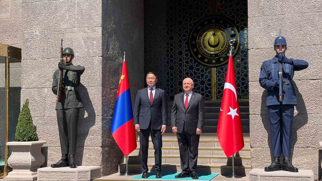 MİLLİ SAVUNMA BAKANI YAŞAR GÜLER, MOĞOLİSTAN SAVUNMA BAKANI BATLUT DAMBA İLE BİR ARAYA...