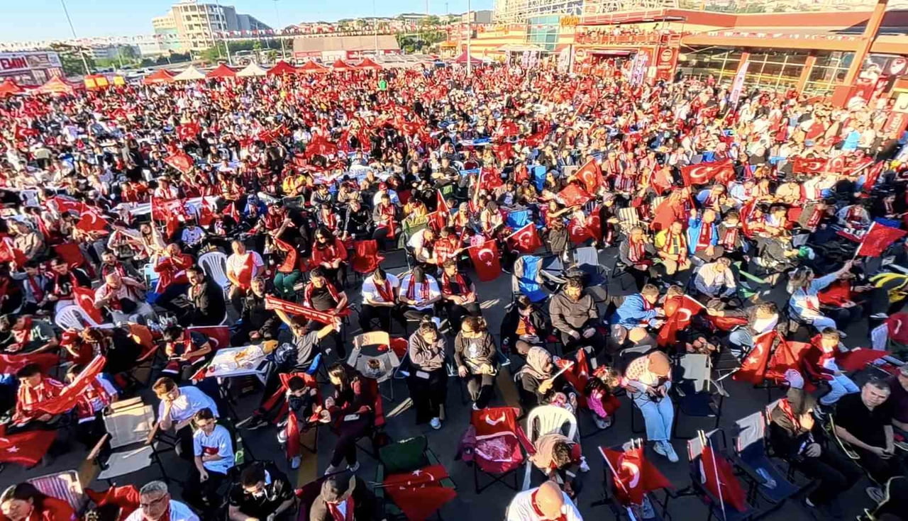 MİLLİ TAKIMIN 24 YIL ARADAN SONRA YENİDEN DÜNYA KUPASI SAHNESİNE ÇIKMASININ COŞKUSU TÜM YURTTA...