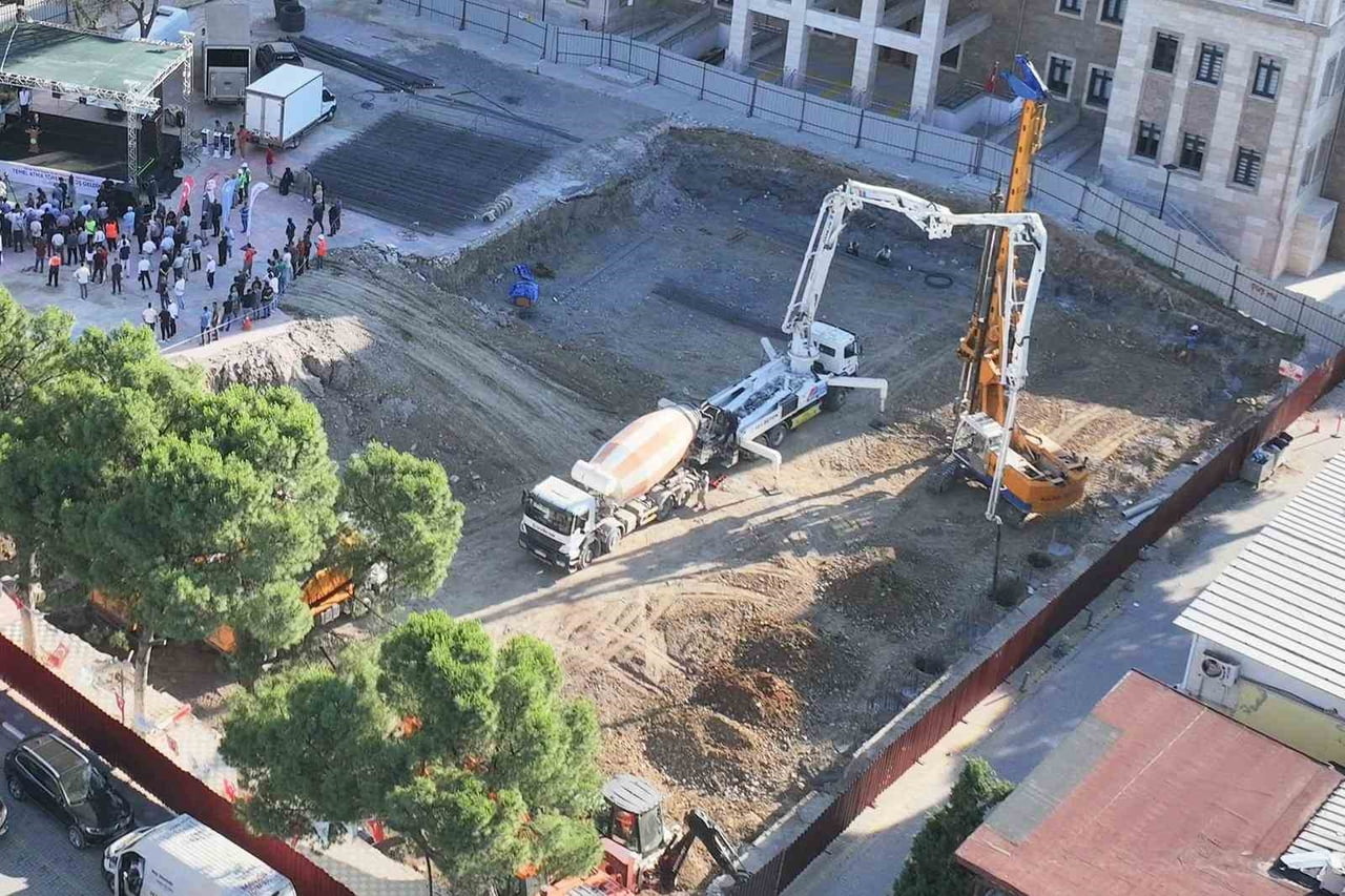 MİMAR FERDİ ZEYREK KENT MEYDANI VE YERALTI OTOPARKI PROJESİ'NİN TEMELİ TÖRENLE ATILDI