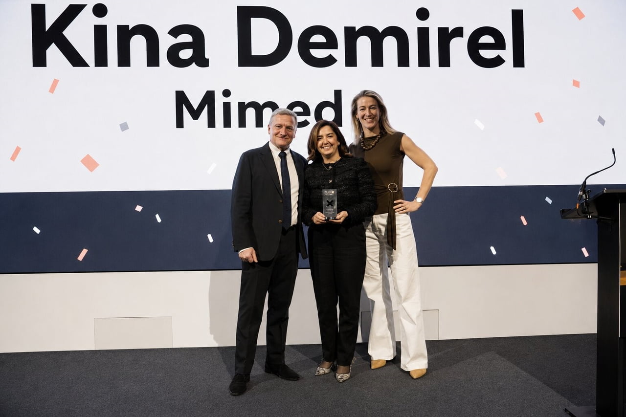 MİMEDA GENEL MÜDÜRÜ KINA DEMİREL (ORTADA), LONDRA'DA DÜZENLENEN RETAİL MEDİA X AWARDS KAPSAMINDA...