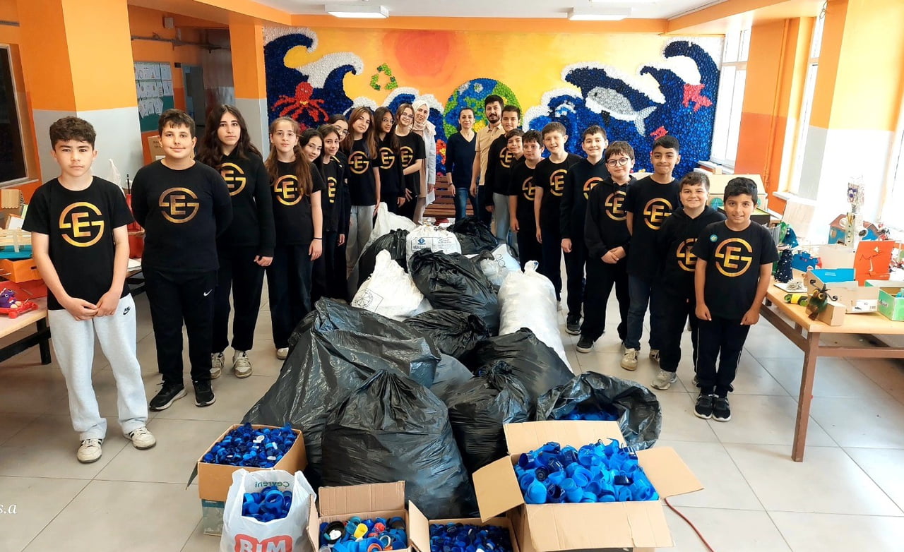MİNİK ÖĞRENCİLER ATIKLARI SANATA DÖNÜŞTÜRDÜ