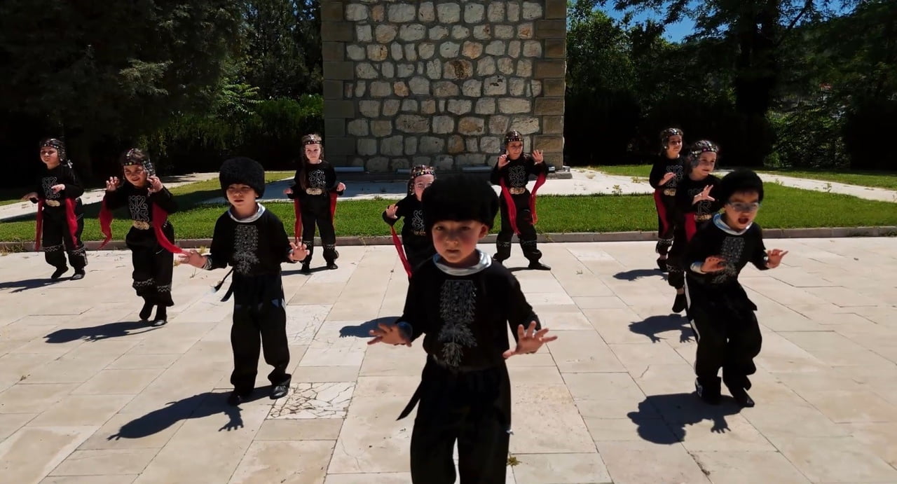 MİNİK ÖĞRENCİLER DÜNYACA ÜNLÜ 'KARTAL DANSI'NI BİLECİK'TE SAHNELEDİ
