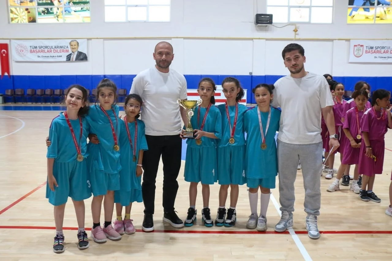 MİNİKLER A KIZLAR BASKETBOL MÜSABAKALARI’NDA RAKİPLERİNİ GERİDE BIRAKAN ŞEYH ŞAMİL İLKOKULU...