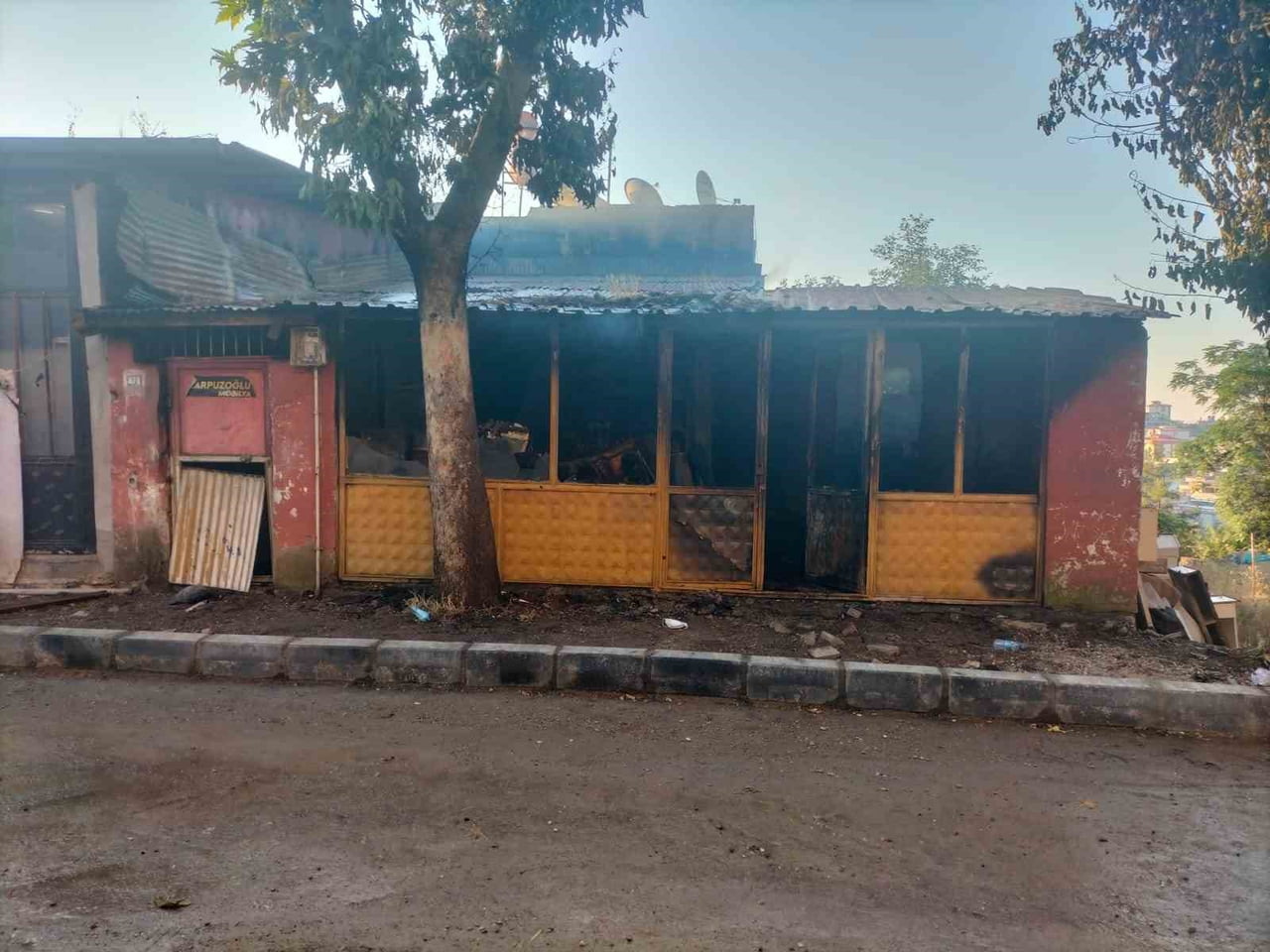 MOBİLYACILIK ÜZERİNE FAALİYET GÖSTEREN BİR İŞ YERİNDE ÇIKTI.