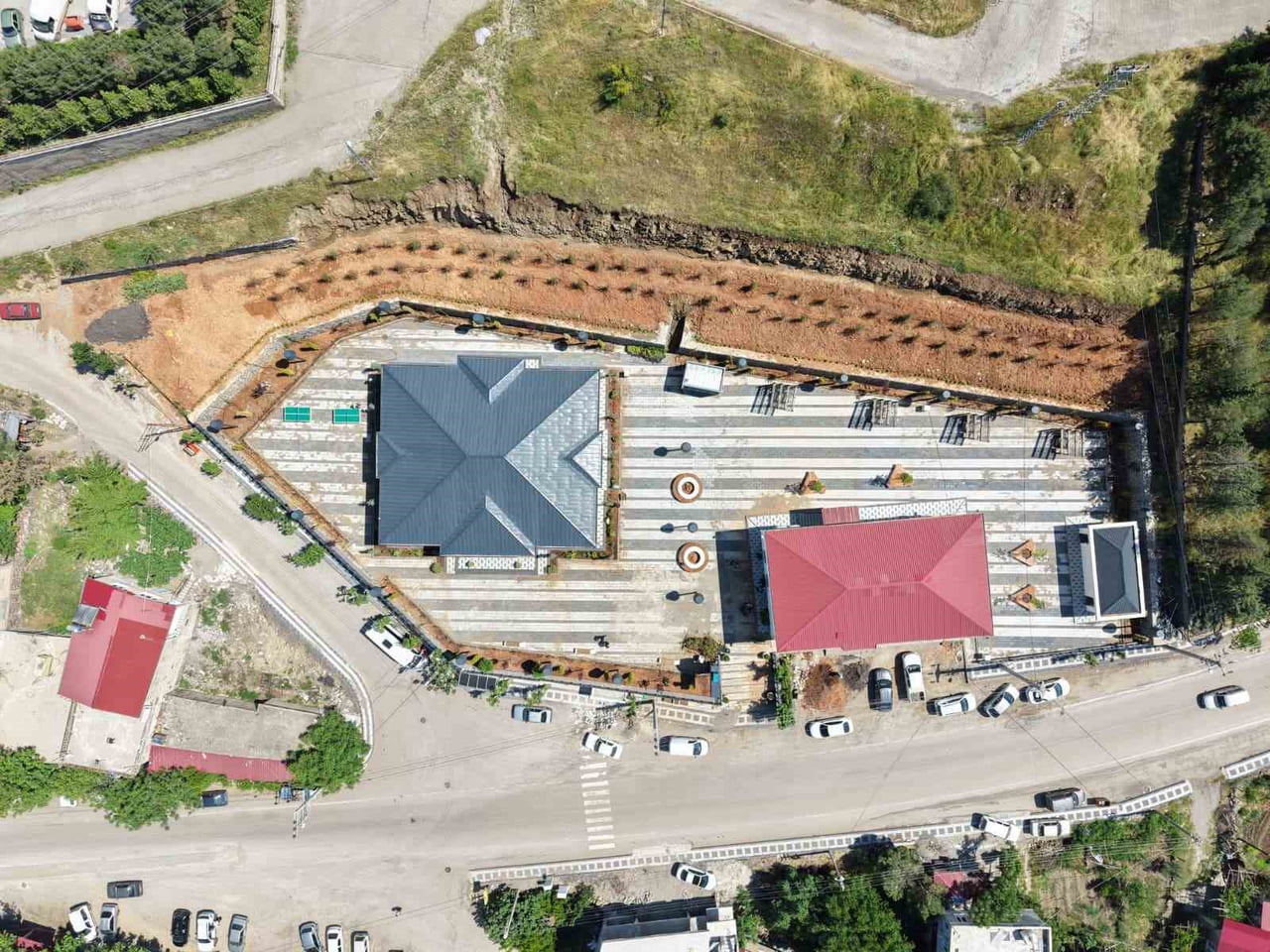 MODERN MİMARİSİ VE ÇOK YÖNLÜ KULLANIM ALANLARIYLA DİKKAT ÇEKEN MERKEZDE KÜTÜPHANE, ETÜT SALONLARI...