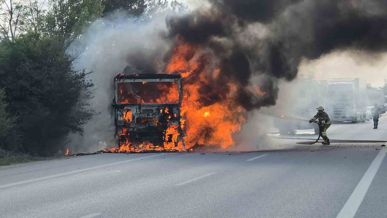 MOLDOVYA PLAKALI NİŞASTA YÜKLÜ TIR OTOBANDA ALEVLERE TESLİM OLDU