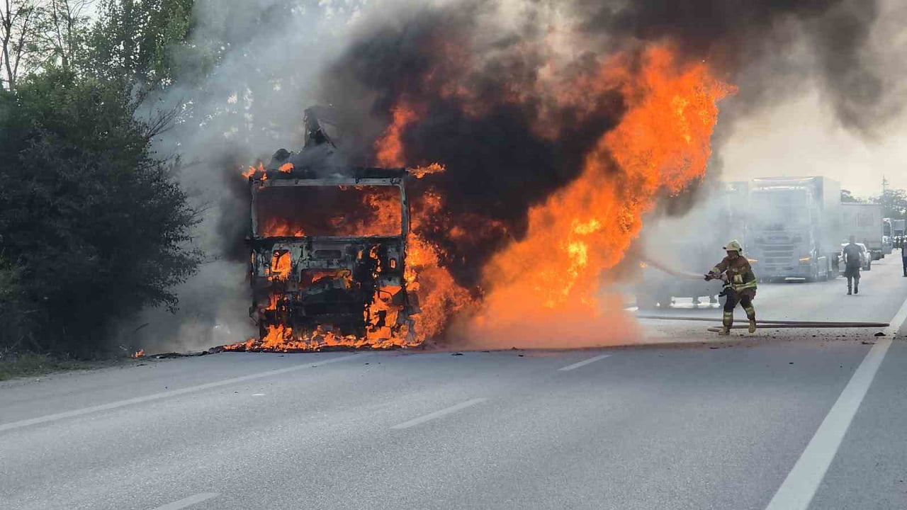 MOLDOVYA PLAKALI NİŞASTA YÜKLÜ TIR OTOBANDA ALEVLERE TESLİM OLDU