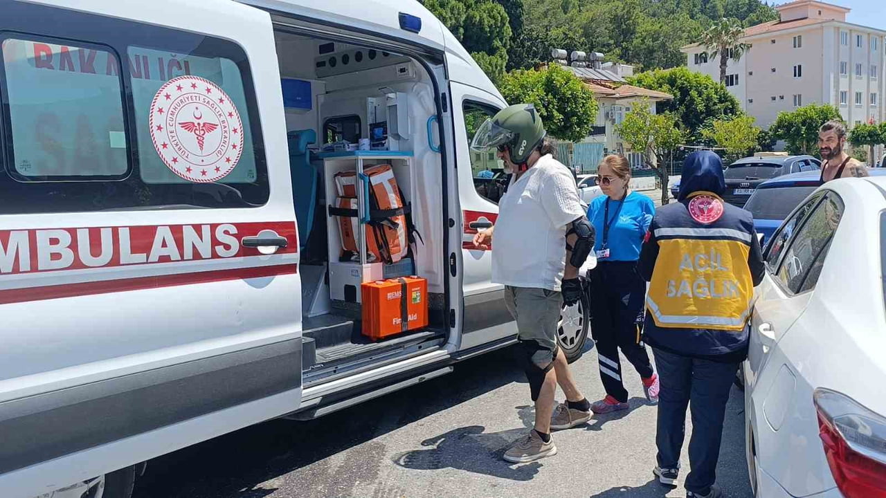 MOTOSİKLET SÜRÜCÜSÜ, SAĞLIK EKİPLERİNİN OLAY YERİNDEKİ MÜDAHALESİNİN ARDINDAN AMBULANSLA HASTANEYE...