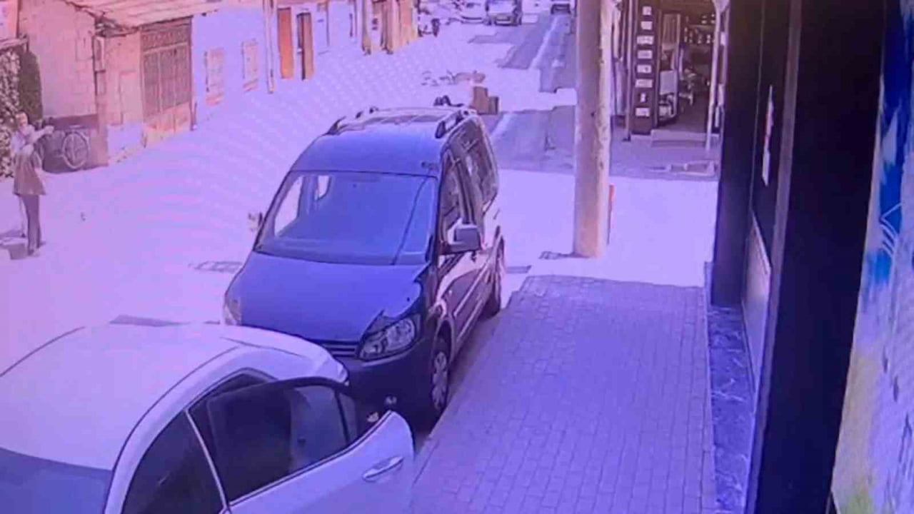 MOTOSİKLET, YOLDAKİ MAZOTUN ÜZERİNDEN GEÇERKEN SÜRÜCÜSÜNÜN KONTROLÜNDEN ÇIKARAK...