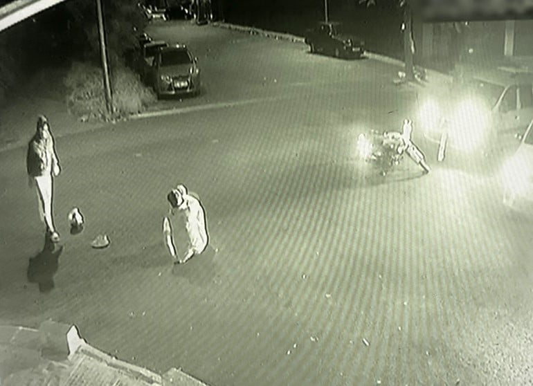 MOTOSİKLETTEN FIRLAYAN 2 GENCİN YARALANDIĞI KAZA KAMERAYA YANSIDI.