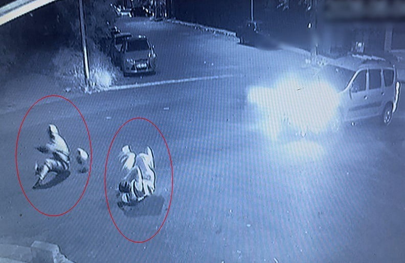 MOTOSİKLETTEN FIRLAYAN 2 GENCİN YARALANDIĞI KAZA KAMERAYA YANSIDI.