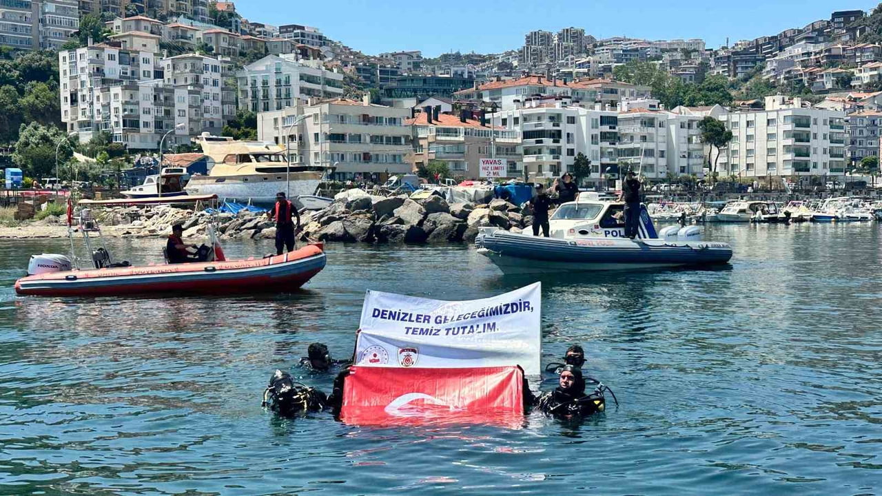 MUDANYA İLÇESİNDE ÇEVRE HAFTASI ÇERÇEVESİNDE DÜZENLENEN ETKİNLİKTE, POLİS DALGIÇLAR DENİZ DİBİNDE...
