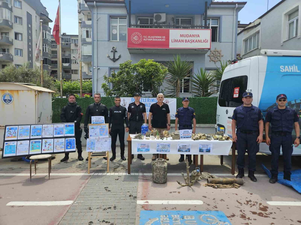 MUDANYA İLÇESİNDE ÇEVRE HAFTASI ÇERÇEVESİNDE DÜZENLENEN ETKİNLİKTE, POLİS DALGIÇLAR DENİZ DİBİNDE...
