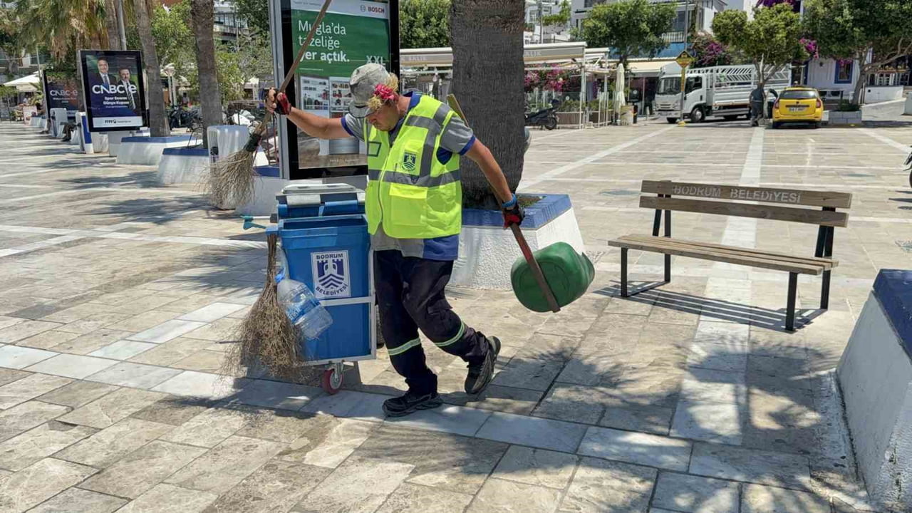 MUĞLA'DA GÖREV YAPAN TEMİZLİK PERSONELİ, MESAİSİNİ DANS VE MÜZİKLE BİRLEŞTİREREK SOKAKLARDA İLGİ...
