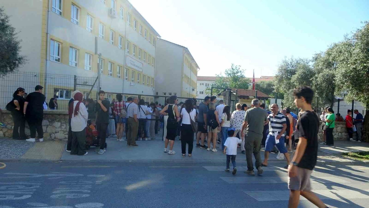 MUĞLA'DA LGS HEYECANI: ÖĞRENCİLER SINAVDA, AİLELER KAPIDA TER DÖKTÜ