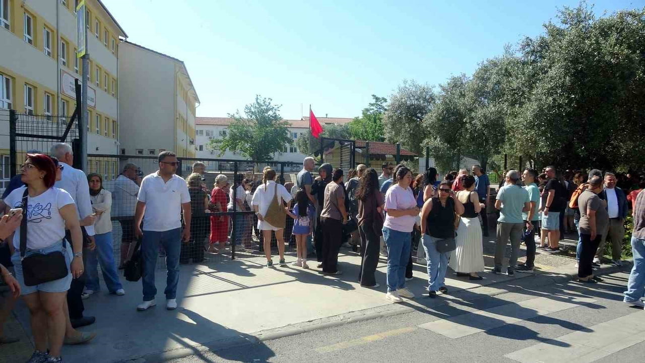 MUĞLA'DA LGS HEYECANI: ÖĞRENCİLER SINAVDA, AİLELER KAPIDA TER DÖKTÜ