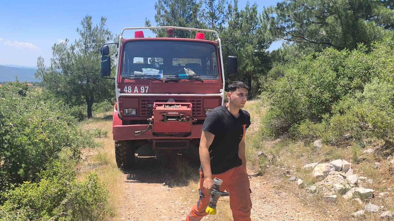 MUĞLA'DA ORMAN YANGINI EKİPLERİN HIZLI MÜDAHALESİ İLE SÖNDÜRÜLDÜ