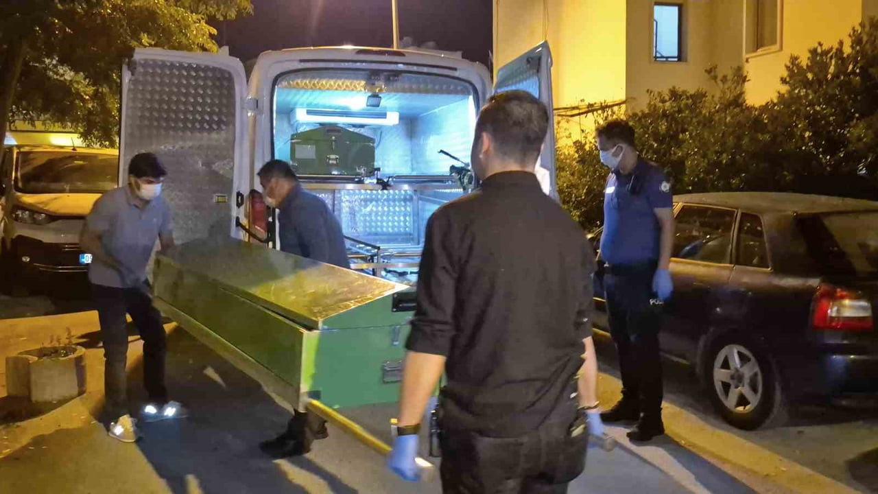 MUĞLA'NIN BODRUM İLÇESİNDE ENGELLİ OĞLUYLA YAŞAYAN VEYSEL BEK, YATAĞINDA ÖLÜ BULUNDU.