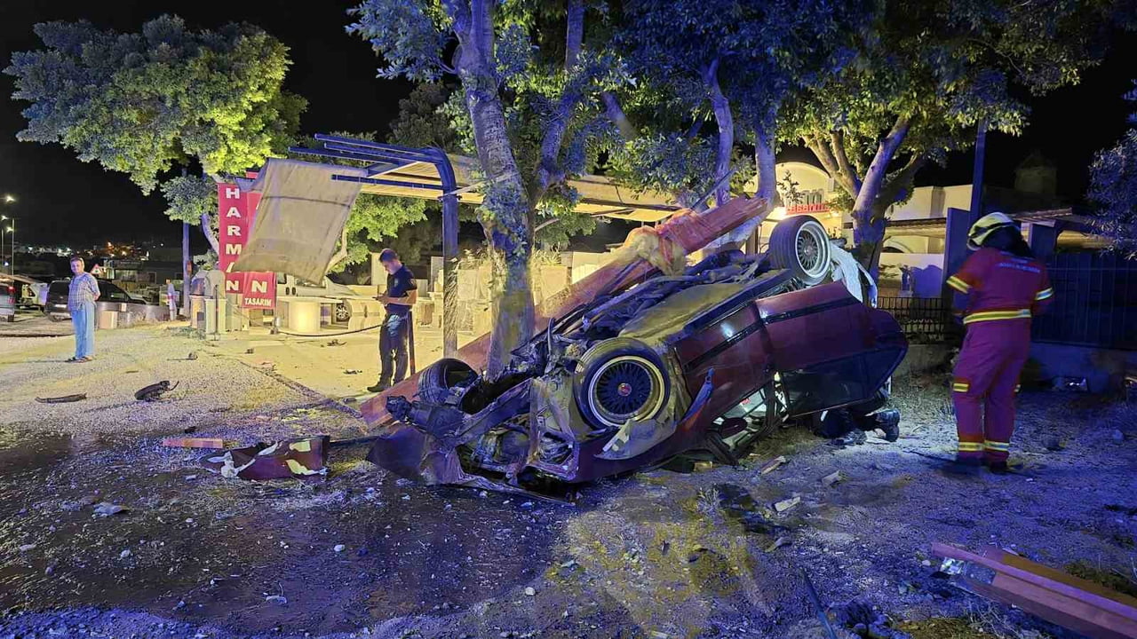 MUĞLA'NIN BODRUM İLÇESİNDE KONTROLDEN ÇIKAN OTOMOBİL DÜĞÜN SALONU TABELASINI YIKIP AĞACA ÇARPTI....