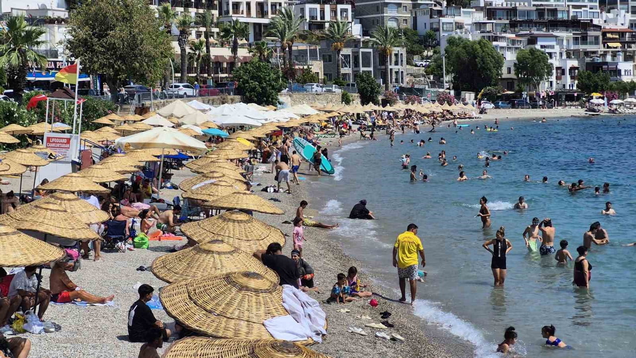 MUĞLA'NIN BODRUM İLÇESİNDE YAZ SICAKLARI BUGÜNDEN İTİBAREN BAŞLARKEN, SICAĞIN ETKİSİYLE SAHİLLER...