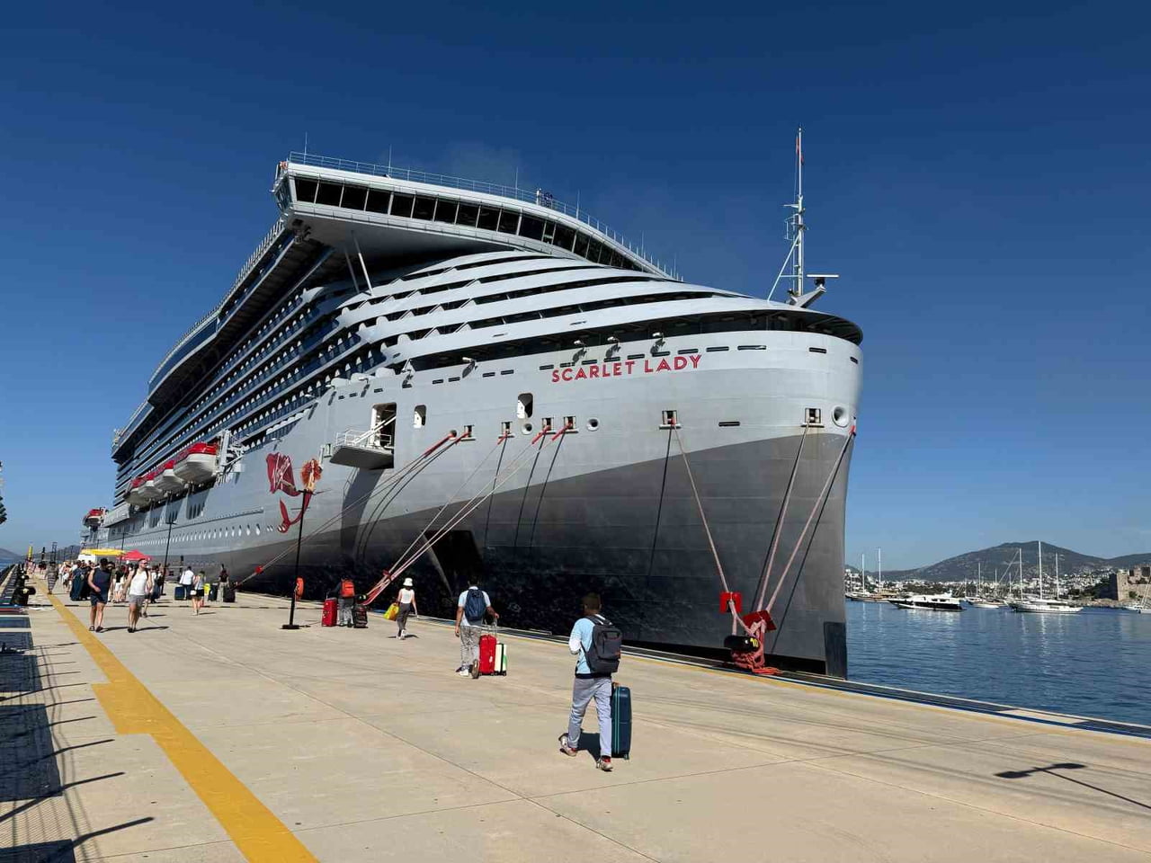 MUĞLA'NIN BODRUM İLÇESİNİ İKİNCİ KEZ ZİYARET EDEN SCARLET LADY ADLI DEV YOLCU GEMİSİ, TOPLAM 2 BİN...