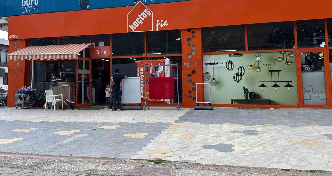 MUĞLA'NIN MENTEŞE İLÇESİNDE FAALİYET GÖSTEREN KOÇTAŞ MAĞAZASI GECE SAATLERİNDE TAŞLI SALDIRIYA...