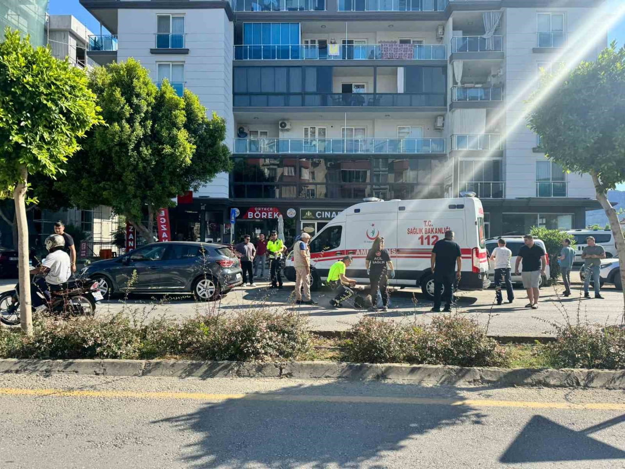 MUĞLA'NIN ORTACA İLÇESİNDE İDDİAYA GÖRE YAYAYA YOL VERMEK İÇİN DURAN MOTOSİKLETE, OTOMOBİLİN...