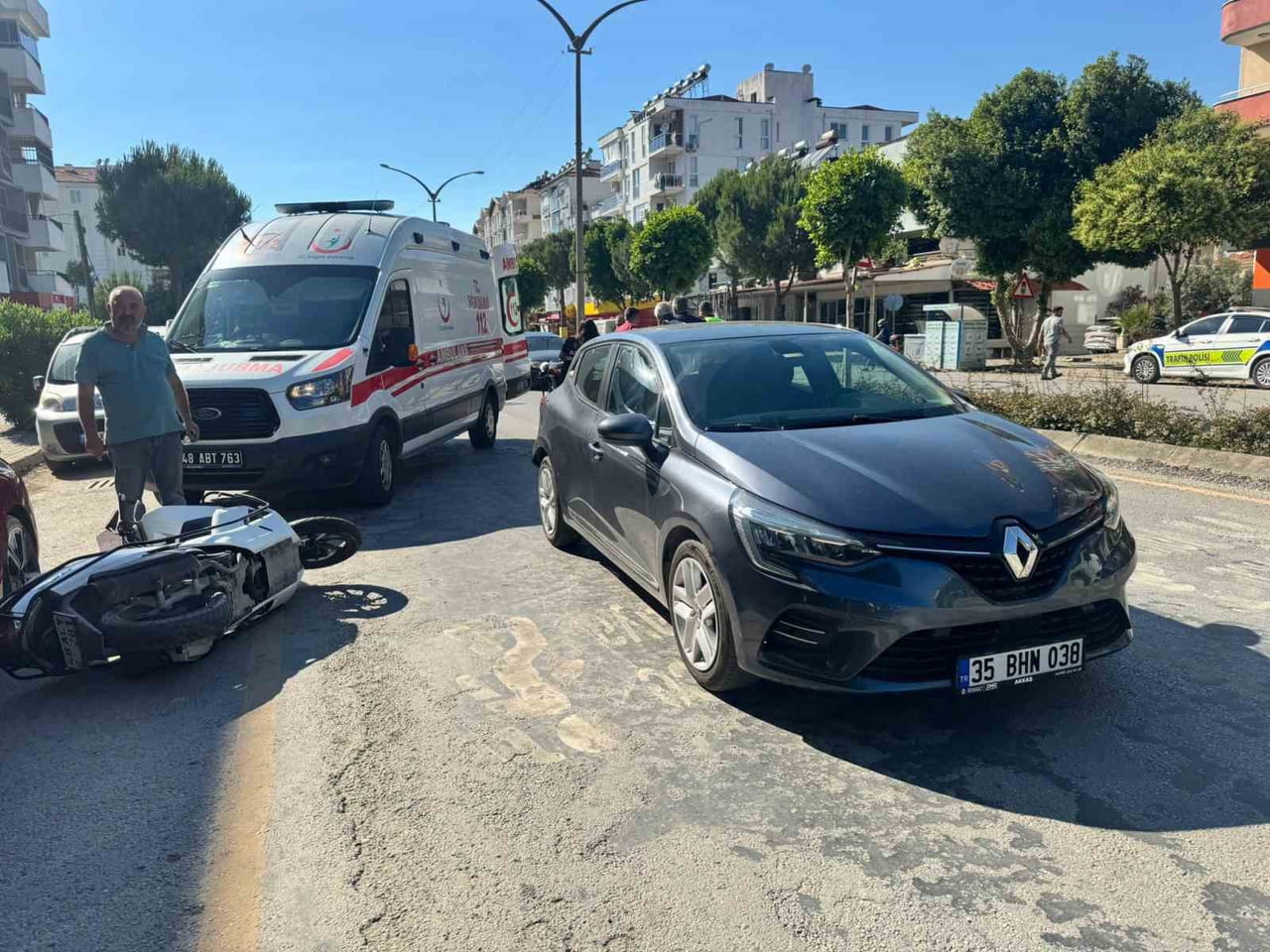 MUĞLA'NIN ORTACA İLÇESİNDE İDDİAYA GÖRE YAYAYA YOL VERMEK İÇİN DURAN MOTOSİKLETE, OTOMOBİLİN...