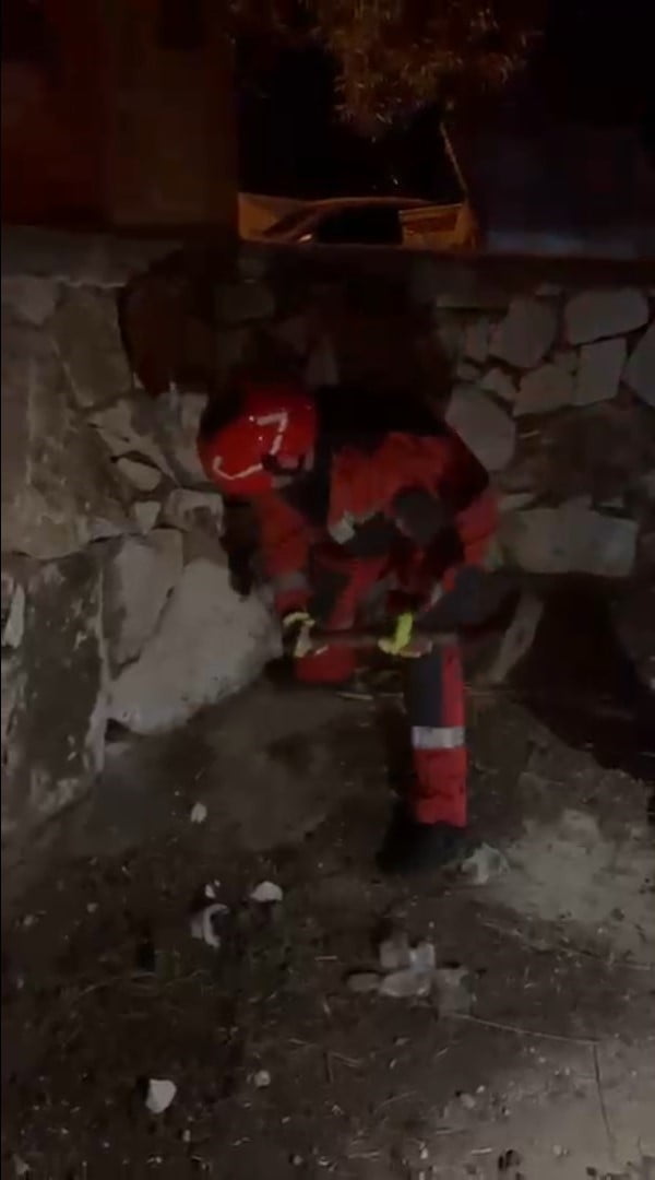 MUĞLA'NIN YATAĞAN İLÇESİNDE TAŞ DUVAR ARASINA SIKIŞAN KEDİ, İTFAİYE EKİPLERİNİN ÇALIŞMASIYLA...