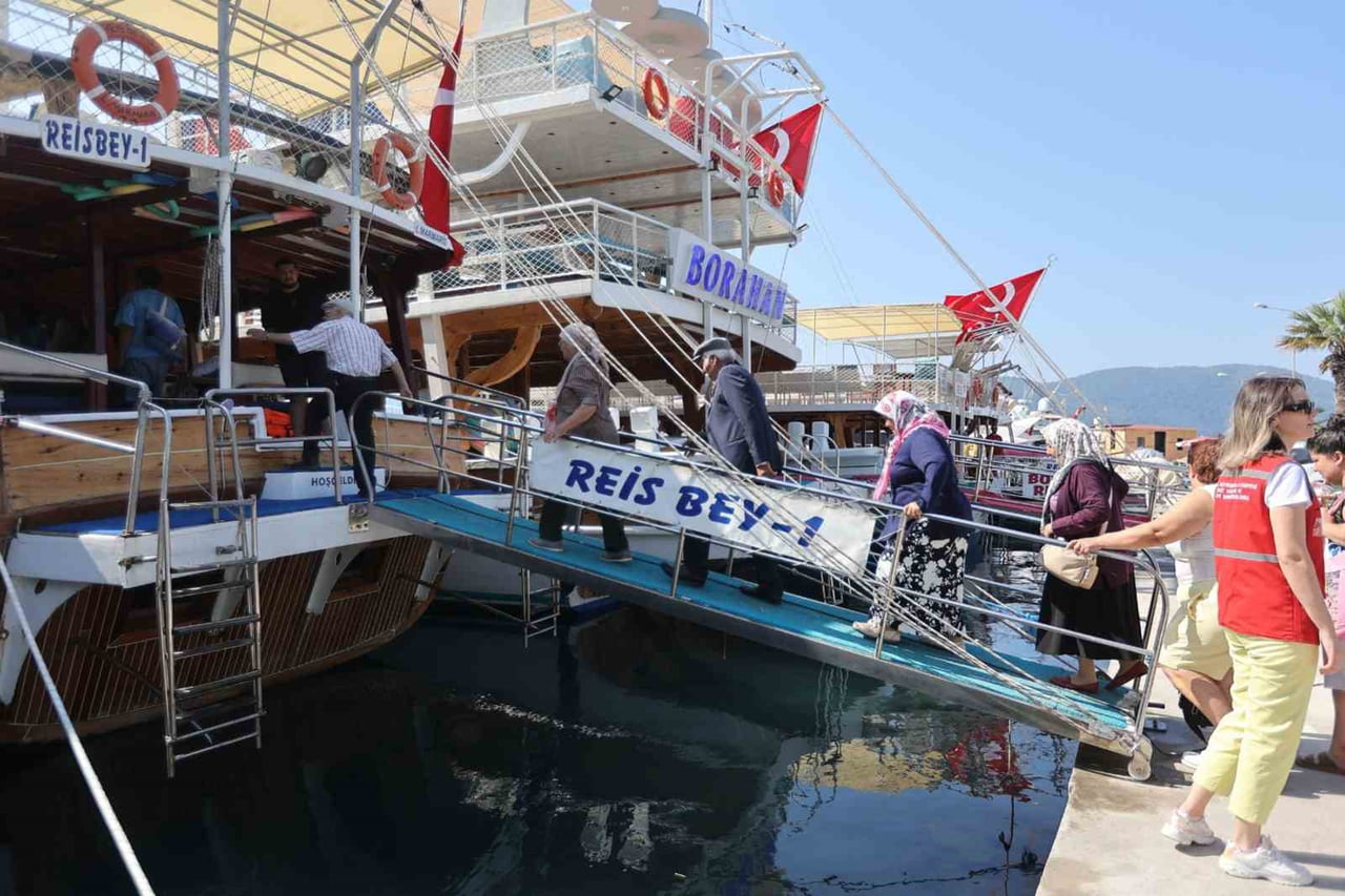 MUĞLA BÜYÜKŞEHİR BELEDİYESİ, ŞEHİT AİLELERİ VE GAZİLERE YÖNELİK DÜZENLEDİĞİ TEKNE TURU...