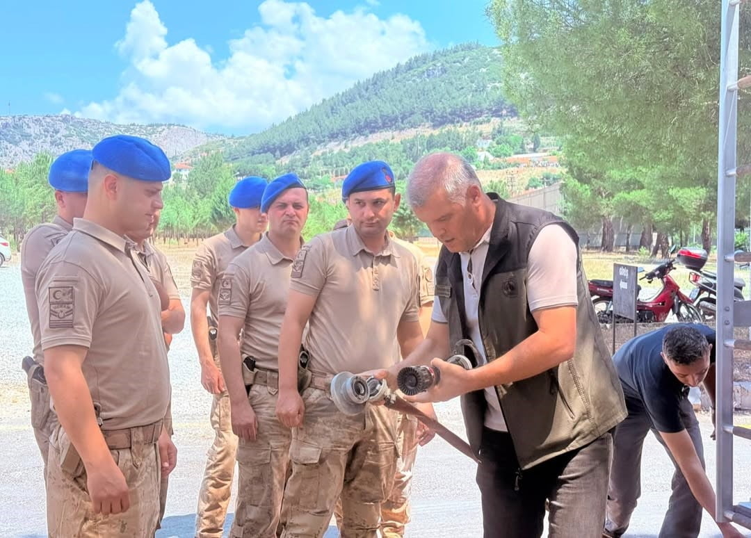 MUĞLA’DA JANDARMA KOMANDOLARA ORMAN YANGINI EĞİTİMİ