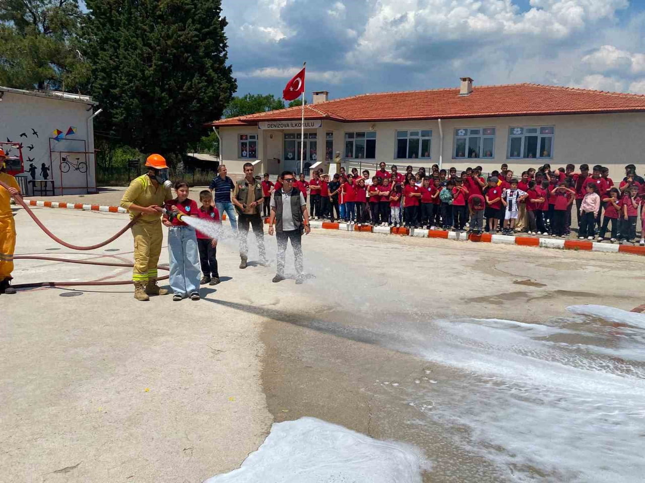MUĞLA’DA ÖĞRENCİLERE ORMAN YANGINI TATBİKATI YAPILDI