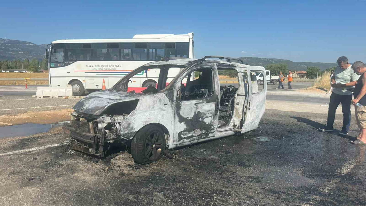 MUĞLA’DA SEYİR HALİNDEKİ ARAÇ ALEV ALEV YANDI