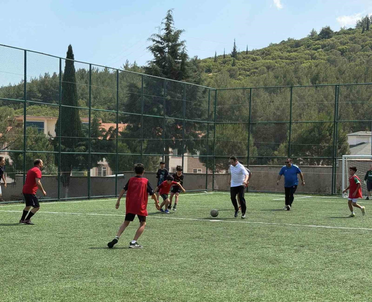 MUĞLA’DA SPORUN BİRLEŞTİRİCİ GÜCÜ: İL MÜDÜRÜ ÇAY, ÖĞRENCİLERLE SAHAYA ÇIKTI