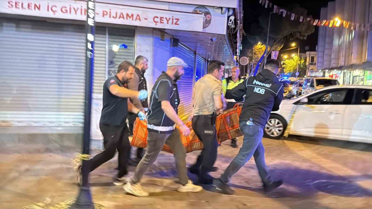MUĞLA MENTEŞE İLÇESİ ŞEYH MAHALLESİ İSMET İNÖNÜ CADDESİ ÜZERİNDE SİLAHLI ÇATIŞMA MEYDANA GELDİ....