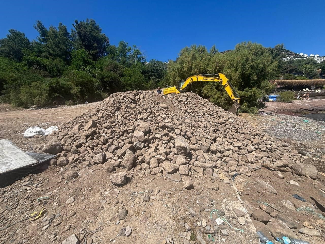 MUĞLA’NIN BODRUM İÇESİNDE SAHİLDE BETON DÖKÜM İŞLEMİNE ZABITA EKİPLERİNCE 150 BİN TL CEZAİ İŞLEM...