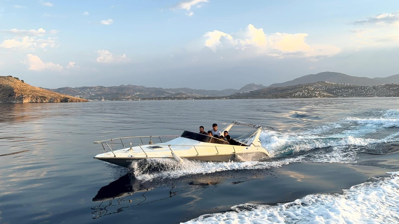MUĞLA’NIN BODRUM İLÇESİNDE 7’Sİ ÇOCUK 18 DÜZENSİZ GÖÇMEN İLE 2 GÖÇMEN KAÇAKÇISI ŞÜPHELİSİ...