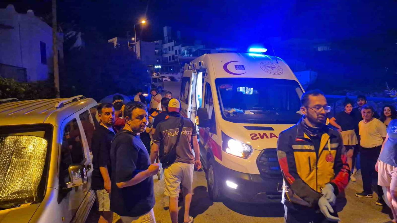 MUĞLA’NIN BODRUM İLÇESİNDE ARA SOKAKTA İDDİAYA GÖRE HIZLI GİDEN CİP SÜRÜCÜSÜ, BİR MOTOSİKLETE...