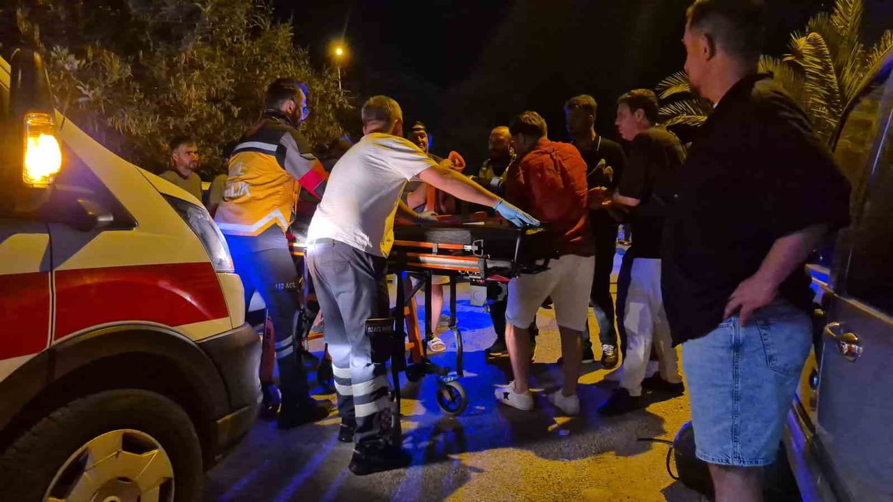 MUĞLA’NIN BODRUM İLÇESİNDE ARA SOKAKTA İDDİAYA GÖRE HIZLI GİDEN CİP SÜRÜCÜSÜ, BİR MOTOSİKLETE...