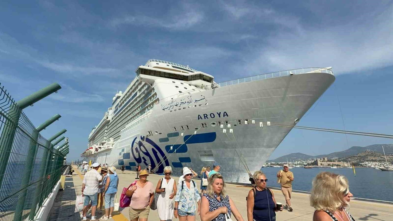 MUĞLA’NIN BODRUM İLÇESİNDE GELEN 2 BİN 59 METRE BOYUNDAKİ "AROYA" İSİMLİ KRUVAZİYER, TOPLAM 2059...