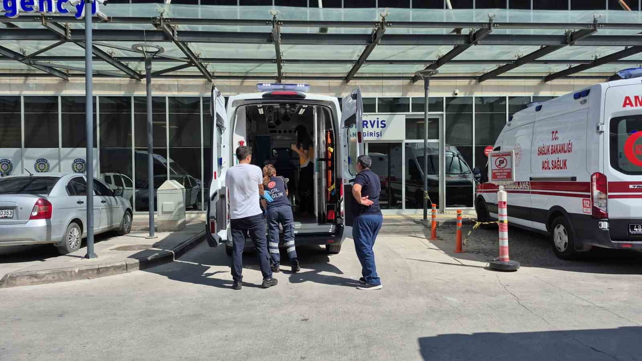 MUĞLA’NIN BODRUM İLÇESİNDE İKİ ARACIN ÇARPIŞTIĞI TRAFİK KAZASINDA 7 KİŞİ YARALANDI.