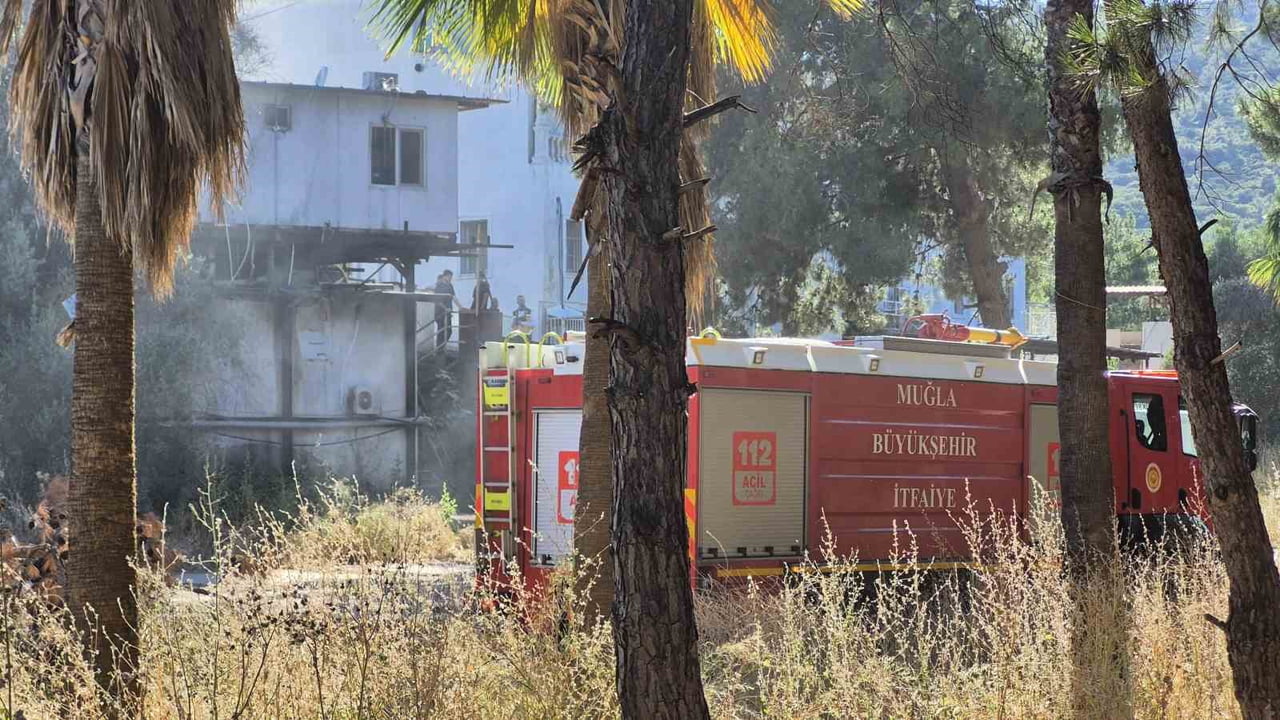 MUĞLA’NIN BODRUM İLÇESİNDE LOJMAN OLARAK KULLANILAN KONTEYNERDE ÇIKAN YANGIN, İTFAİYE EKİPLERİNİN...