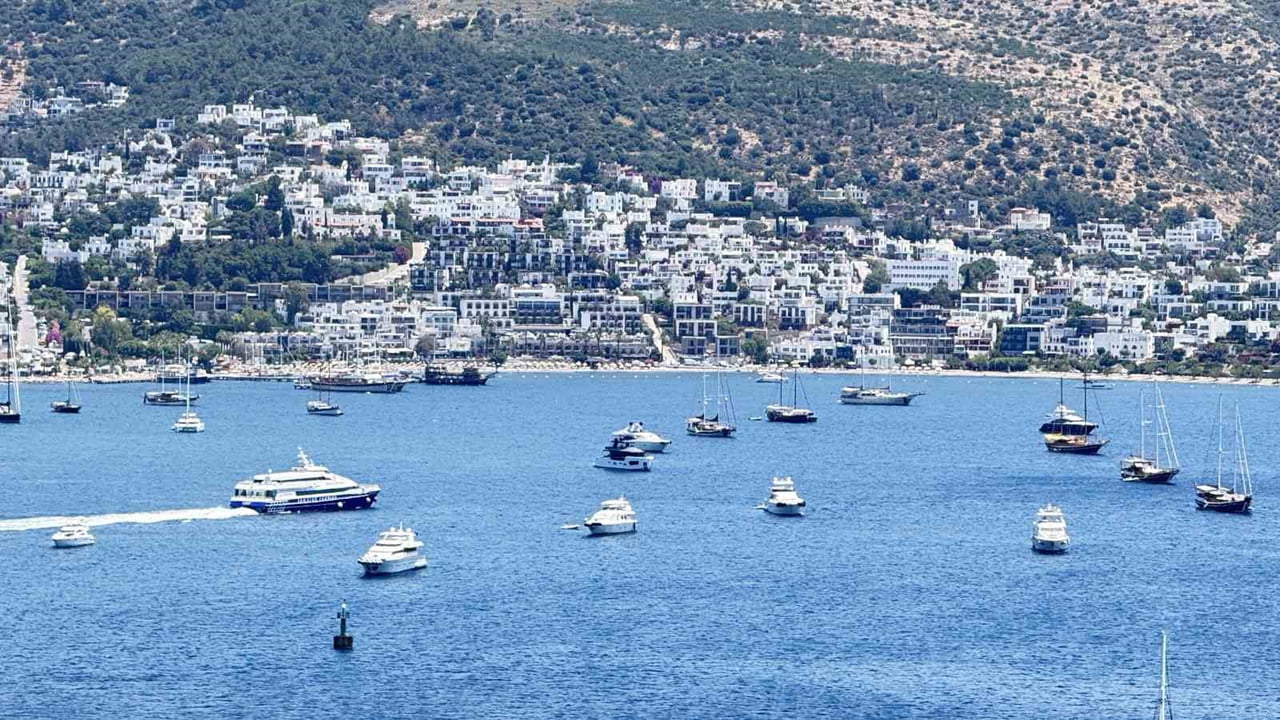 MUĞLA’NIN BODRUM İLÇESİNDE YAZ SEZONUNUN BAŞLAMASIYLA BİRLİKTE KOYLAR VE MARİNALARDA HAREKETLİLİK...
