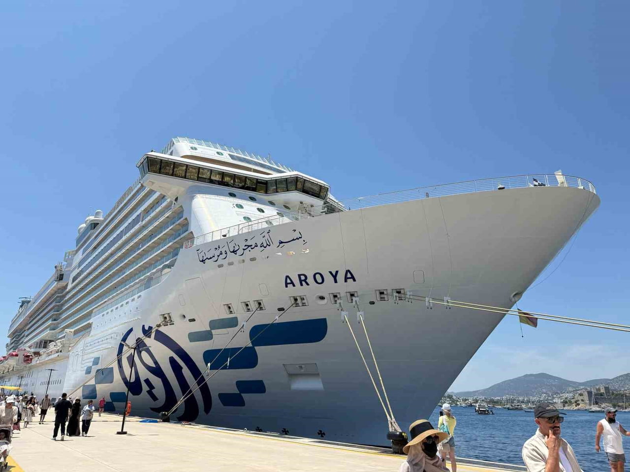 MUĞLA’NIN BODRUM İLÇESİNE GELEN AROYA İSİMLİ YOLCU GEMİSİ, 2 BİN 124 TURİST GETİRDİ.